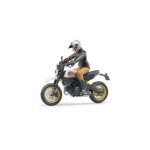 Мотоцикл Scrambler Ducati Desert Sled с мотоциклистом Bruder Мотоцикл Scrambler Ducati Desert Sled с мотоциклистом Bruder